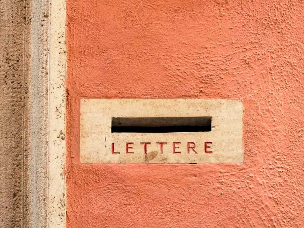 《信》:   活在这样的社会